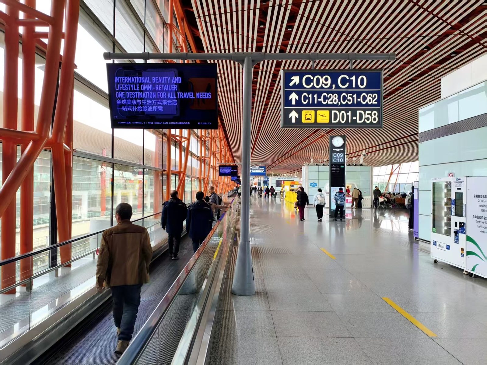 T3C 国内出发步道上方的 LCD 屏网络实拍