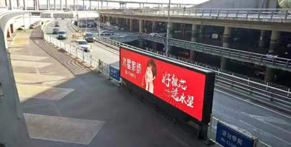 首都机场T3一层出租车区域大型LED屏实拍